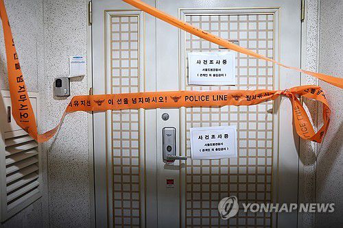 인천 총격 사건 피의자 집에서 사제폭발물 발견…특공대가 제거(서울=연합뉴스) 윤동진 기자 = 21일 인천에서 사제 총기를 발사해 가족을 숨지게 한 피의자의 주거지에 폴리스 라인이 설치돼 있다.     서울경찰청은 경찰특공대가 피의자의 서울 도봉구 쌍문동 주거지에서 신나와 타이머 등 사제 폭발물을 발견해 제거했다고 밝혔다. 2025.7.21 mon@yna.co.kr