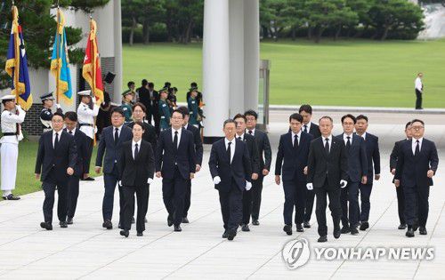 정성호 법무부 장관, 현충원 참배(서울=연합뉴스) 윤동진 기자 = 정성호 법무부 장관이 21일 동작구 국립서울현충원에서 현충탑에 참배하기 위해 이동하고 있다. 2025.7.21 mon@yna.co.kr