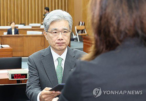 이재정 위원장에게 선서문 제출하는 김상환 후보자(서울=연합뉴스) 박동주 기자 = 김상환 헌법재판소장 후보자가 21일 서울 여의도 국회에서 열린 인사청문회에서 이재정 국회 헌법재판소장 인사청문특별위원회 위원장에게 선서문을 제출하고 있다. 2025.7.21 pdj6635@yna.co.kr