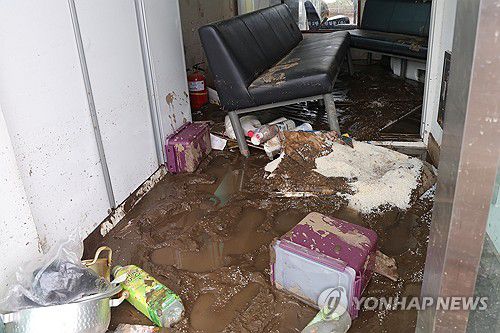 진흙 더미 쌓인 경로당(가평=연합뉴스) 임병식 기자 = 21일 경기도 가평군 대보교 인근 수해 현장에서 진흙 더미가 경로당 안에 쌓여 있다. 2025.7.21 andphotodo@yna.co.kr