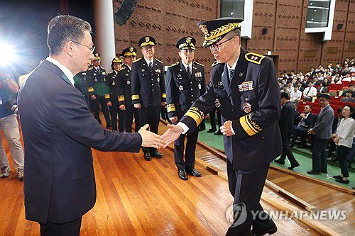 직원들과 인사하는 정성호 법무부 장관(과천=연합뉴스) 김주형 기자 = 정성호 법무부 장관이 21일 정부과천청사에서 열린 취임식에서 직원들과 인사하고 있다. 2025.7.21 kjhpress@yna.co.kr
