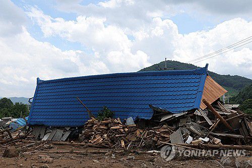 수마의 위력(가평=연합뉴스) 임병식 기자 = 21일 경기도 가평군 조종면 신상리 산사태 현장에서 주택이 토사물에 붕괴되어 있다.  2025.7.21 andphotodo@yna.co.kr
