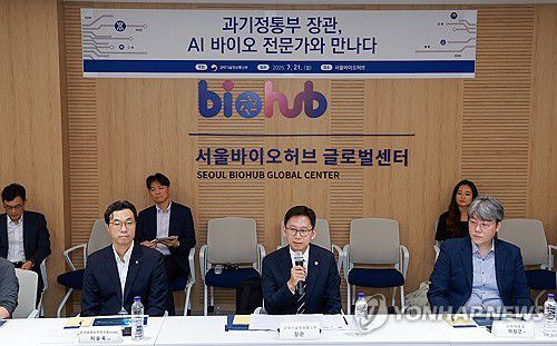 AI 바이오 전문가 만난 배경훈 과학기술정보통신부 장관(서울=연합뉴스) 신현우 기자 = 배경훈 과학기술정보통신부 장관이 21일 서울 동대문구 서울바이오허브에서 열린 AI 바이오 육성을 위한 현장간담회에 참석해 발언하고 있다. 2025.7.21 nowwego@yna.co.kr