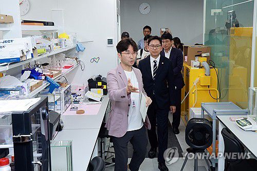 서울바이오허브 입주 기업 큐어버스 방문한 배경훈 장관(서울=연합뉴스) 신현우 기자 = 배경훈 과학기술정보통신부 장관이 21일 서울 동대문구 서울바이오허브 입주 기업인 큐어버스를 방문, 조성진 큐어버스 대표 설명을 듣고 있다. 2025.7.21 nowwego@yna.co.kr