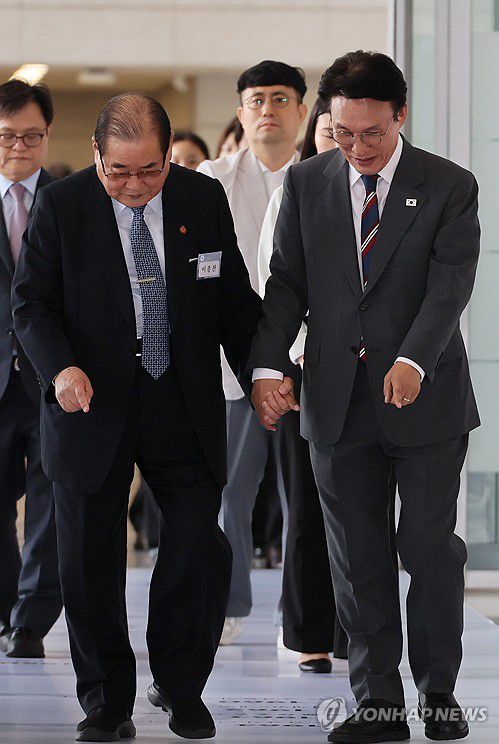 이종찬 광복회장 손잡고 이동하는 김민석 총리(서울=연합뉴스) 이정훈 기자 = 김민석 국무총리가 21일 서울 용산구 백범김구기념관에서 열린 광복 80년 기념사업추진위 출범식에서 이종찬 광복회장의 손을 잡고 이동하고 있다. 2025.7.21 uwg806@yna.co.kr