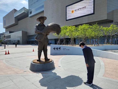 박정희 전 대통령 동상 앞 참배하는 국민의힘 조경태 의원[국민의힘 조경태 의원 페이스북 캡처]