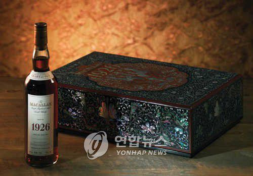 한 병에 7천만원 하는 스코틀랜드산 싱글 몰트 위스키한 병에 7천만원 하는 스코틀랜드산 싱글 몰트 위스키 `맥캘란 1926'과 무형문화재 나전칠기장인 이형만씨가 특별 제작한 나전칠기장. [연합뉴스 자료사진]