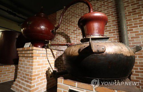 코냑 브랜디 증류기   (충주=연합뉴스) 전수영 기자 = 지난 2005년 문을 연 세계술문화박물관 리쿼리움은 충주의 중앙탑공원 내 탄금호반에 자리 잡고 있다. 이곳에서는 설립자이자 관장인 이종기 와인 마스터가 세계 각지에서 수집한 술, 오크통, 오프너, 스크루, 잔 등 술 관련 유물들이 동서양의 술에 얽힌 이야기들을 전해주고 있다. 사진은 지난 1830년대 프랑스 코냑(Cognac) 지방에서 제작되어 1980년대까지 사용된 고전적 브랜디 증류기. 2017.5.13