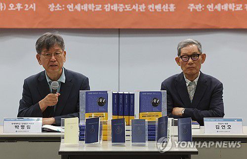 '김대중 망명일기' 출간  (서울=연합뉴스) 김주형 기자 = 22일 서울 마포구 연세대학교 김대중도서관에서 열린 '김대중 망명일기' 출간 기자간담회에서 박명림 김대중도서관장(왼쪽)과 김언호 한길사 대표가 출간 배경을 설명하고 있다. 2025.7.22     kjhpress@yna.co.kr