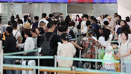 여름 휴가 시작(영종도=연합뉴스) 이진욱 기자 = 여름 휴가철인 16일 인천 영종도 인천국제공항 1터미널이 탑승객들로 붐비고 있다. 2025.7.16 cityboy@yna.co.kr