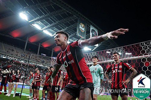 승리 세리머니하는 린가드(서울=연합뉴스) 20일 서울 월드컵경기장에서 열린 2025 프로축구 K리그1 FC서울과 울산 HD FC의 경기. 결승골을 넣은 서울 린가드가 경기 종료 후 승리 세리머니를 하고 있다. 2025.7.20 [한국프로축구연맹 제공. 재판매 및 DB 금지] photo@yna.co.kr