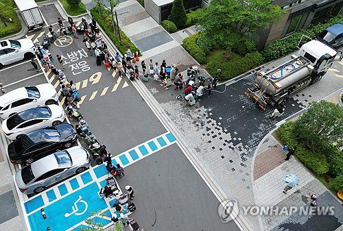 줄 서서 물 받는 아파트 주민들(울산=연합뉴스) 김용태 기자 = 21일 이틀째 단수가 이어지고 있는 울산시 울주군 언양읍 한 아파트 주민들이 살수차에서 물을 받아 가기 위해 줄을 서 있다. 울산시 상수도사업본부에 따르면 지난 19일 내린 호우로 상수도 송수관로가 파손된 영향으로 지난 20일 오전부터 울주군 6개 읍·면 지역에 수돗물 공급이 중단됐다. 2025.7.21 yongtae@yna.co.kr