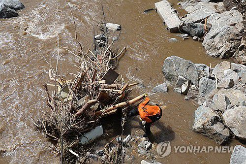 가평 괴물 폭우 '실종자 수색'(가평=연합뉴스) 임병식 기자 = 22일 경기도 가평군 조종면 마일리에서 소방관들이 실종자 수색 작업을 벌이고 있다. 2025.7.22 andphotodo@yna.co.kr