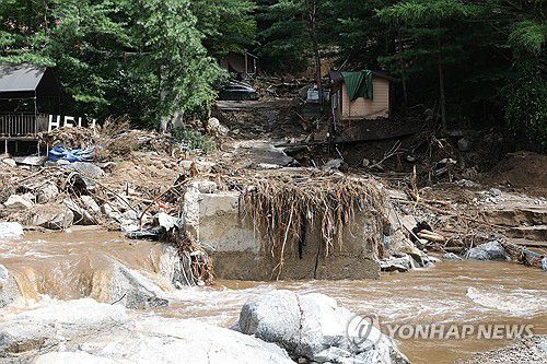 괴물 폭우에 사라진 다리(가평=연합뉴스) 임병식 기자 = 22일 경기도 가평군 조종면 마일리에서 수해로 캠핑장과 연결된 다리가 유실되어 있다. 2025.7.22 andphotodo@yna.co.kr