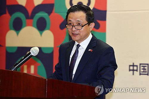 주한중국대사관 오픈데이 환영사 하는 다이빙 대사(서울=연합뉴스) 서대연 기자 = 22일 서울 중구 주한 중국대사관에서 열린 오픈데이 행사에서 다이빙 주한 중국대사가 환영사를 하고 있다. 2025.7.22 dwise@yna.co.kr