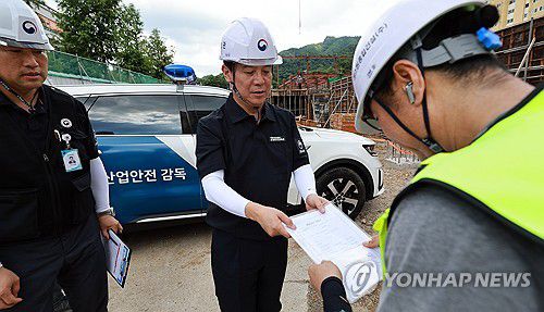 김영훈 장관, 건설공사 현장 점검(서울=연합뉴스) 김영훈 고용노동부 장관이 22일 경기도 남양주시 건설공사 현장을 방문해 건설노동자들의 안전실태를 점검하고 있다. 2025.7.22 [고용노동부 제공. 재판매 및 DB 금지] photo@yna.co.kr