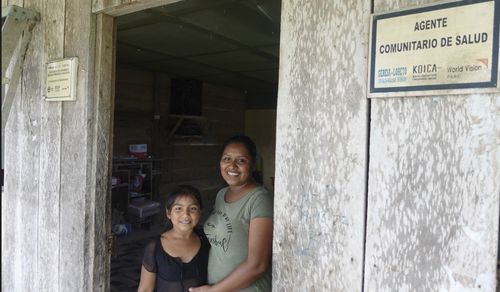 모기장 사업에 참여한 클라우디아 씨페루 로레토주 이키토스 시 소재 마을 보건 요원으로 활동하는 클라우디아 씨와 자녀. [코이카 제공. 재판매 및 DB 금지]