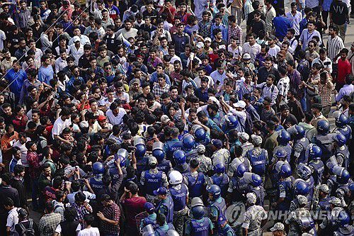 시위대 막는 경찰[AP 연합뉴스. 재판매 및 DB 금지]