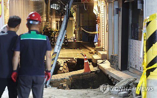 서울 동대문구 공사장서 2ｍ 지반 침하     (서울=연합뉴스) 김주형 기자 = 23일 서울 동대문구 이문동의 한 공사장에서 지반 침하가 발생, 관계자들이 현장을 살펴보고 있다.     동대문구청에 따르면 이문2동 복합청사 부설주차장 공사장에서 깊이 2m, 길이 5m 규모로 땅이 꺼졌다. 이로 인해 인근 건물이 기울어져 내부에 있던 공사장 인부 1명이 갇혔다가 구조됐다. 다른 인명피해는 현재까지 없는 것으로 파악됐다고 밝혔다. 2025.7.23     kjhpress@yna.co.kr (끝)