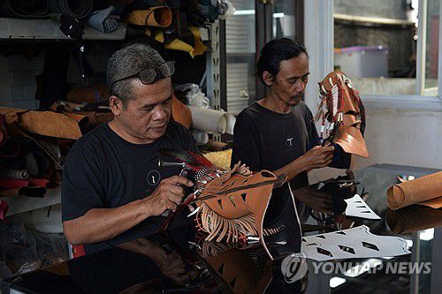 인도네시아의 미국 수출용 가죽 장화 생산공장[AFP 연합뉴스 자료사진. 재판매 및 DB 금지]