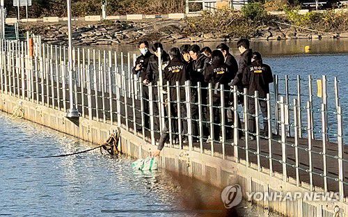 '훼손 시신' 북한강 유기한 군 장교 현장검증[연합뉴스 자료사진]