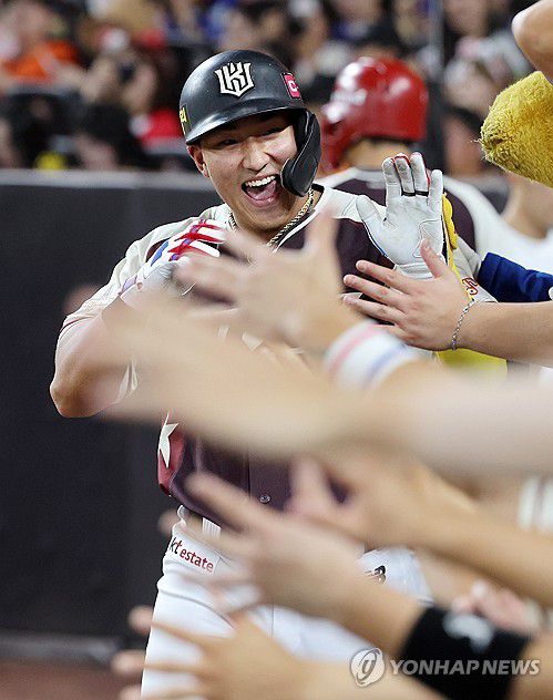 안현민, '넘겼어'(대전=연합뉴스) 김준범 기자 = 12일 대전 한화생명 볼파크에서 열린 2025 신한 SOL뱅크 KBO 올스타전. 8회초 2사 때 1점 홈런을 쳐낸 드림 안현민이 동료들의 축하를 받고 있다. 2025.7.12 psykims@yna.co.kr