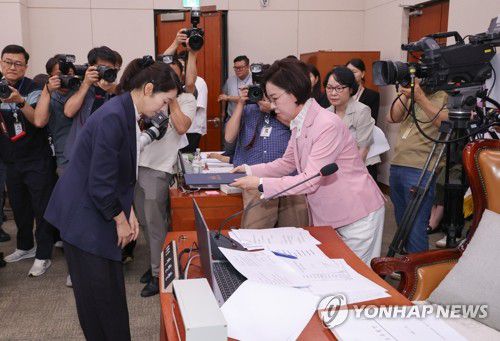 선서문 전달하는 강선우 여가부 장관 후보자(서울=연합뉴스) 김주성 기자 = 강선우 여성가족부 장관 후보자가 14일 국회 여성가족위원회에서 열린 인사청문회에서 선서한 뒤 국민의힘 소속 이인선 위원장에게 선서문을 전달하고 있다. 2025.7.14 utzza@yna.co.kr