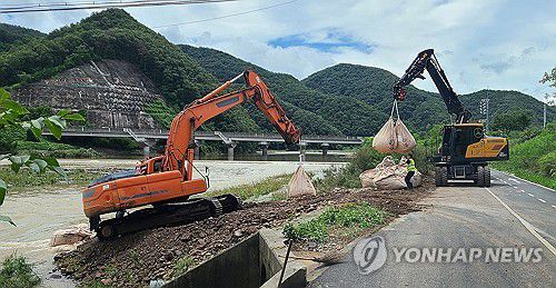 파손된 상수도 관로 복구 작업(울산=연합뉴스) 허광무 기자 = 20일 울산시 울주군 범서읍 사연교 인근 태화강변에서 파손된 상수도 송수관로 복구를 위한 물막이 작업이 진행되고 있다. 지난 18일과 19일 내린 많은 비로 태화강 유량과 유속이 증가하면서 강을 따라 사연교 아래로 지나는 지름 900㎜짜리 송수관로가 파손됐고, 그 영향으로 언양읍 등 6개 읍·면 지역에 상수도 공급이 중단됐다. 2025.7.20 hkm@yna.co.kr