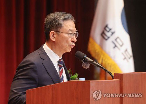 취임사하는 정성호 법무부 장관(과천=연합뉴스) 김주형 기자 = 정성호 법무부 장관이 21일 정부과천청사에서 열린 취임식에서 취임사하고 있다. 2025.7.21 kjhpress@yna.co.kr