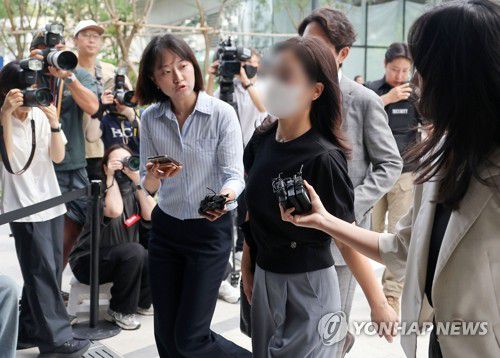 김건희 특검 출석하는 '김건희 집사' 배우자(서울=연합뉴스) 류영석 기자 = 김건희 여사 일가의 집사로 알려진 김예성 씨 부인 정 모씨가 23일 서울 종로구 KT광화문빌딩에 마련된 김건희 여사 관련 의혹을 수사 중인 민중기 특별검사팀 사무실에 출석하고 있다. 2025.7.23 ondol@yna.co.kr