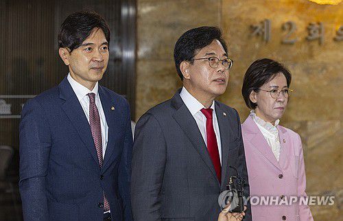 강선우 여성가족부 장관 후보자 사퇴 관련 발언하는 송언석(서울=연합뉴스) 황광모 기자 = 국민의힘 송언석 비상대책위원장 겸 원내대표가 23일 국회에서 강선우 여성가족부 장관 후보자 사퇴 소식이 알려진 뒤 취재진과 관련 인터뷰를 하고 있다. 2025.7.23 hkmpooh@yna.co.kr