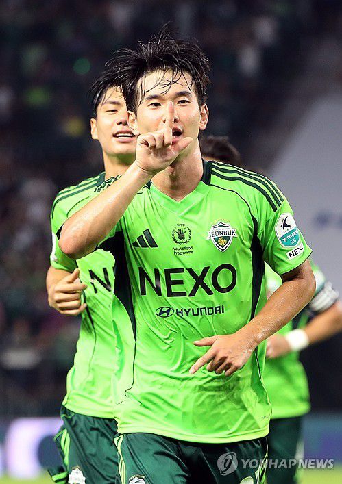 '골' 전북현대 김진규, 세리머니(전주=연합뉴스) 나보배 기자 = 23일 전북 전주월드컵경기장에서 열린 하나은행 K리그1 2025 전북현대와 강원FC의 경기. 전북현대 김진규가 골을 넣은 뒤 기뻐하고 있다. 2025.7.23 warm@yna.co.kr