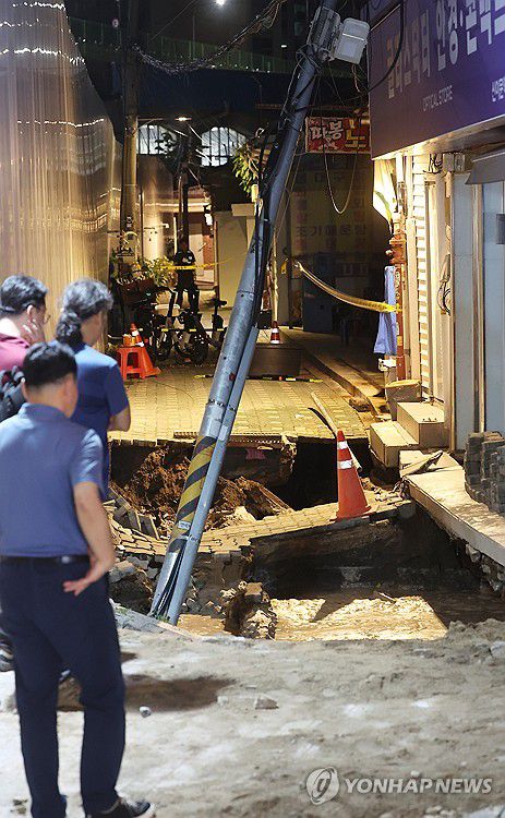 서울 동대문구 공사장서 2ｍ 지반 침하(서울=연합뉴스) 김주형 기자 = 23일 서울 동대문구 이문동의 한 공사장에서 지반 침하가 발생, 관계자들이 현장을 살펴보고 있다.     동대문구청에 따르면 이문2동 복합청사 부설주차장 공사장에서 깊이 2m, 길이 5m 규모로 땅이 꺼졌다. 이로 인해 인근 건물이 기울어져 내부에 있던 공사장 인부 1명이 갇혔다가 구조됐다. 다른 인명피해는 현재까지 없는 것으로 파악됐다고 밝혔다. 2025.7.23 kjhpress@yna.co.kr