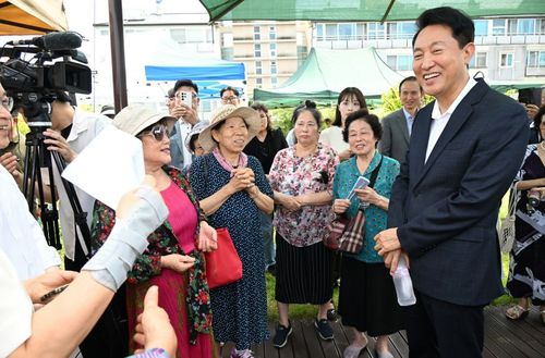 신당9구역 재개발사업 현장 방문한 오세훈 시장(서울=연합뉴스) 오세훈 서울시장이 24일 오후 신당9구역 재개발 현장에서 지역 주민들에게 주택공급 촉진 방안을 설명하고 있다. 2025.7.24 [서울시 제공. 재판매 및 DB 금지]