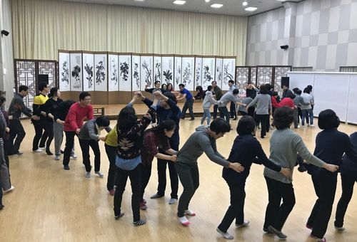 전통문화 체험하는 참가자들[남도국악원 제공·재판매 및 DB 금지]