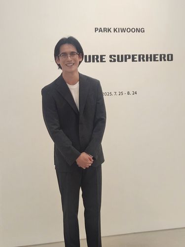 개인전 '퓨처 슈퍼히어로' 연 배우 겸 작가 박기웅[촬영 최주성]