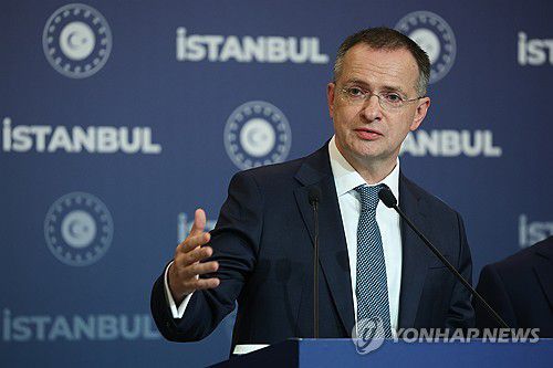 러·우크라 회담(이스탄불 타스=연합뉴스) 23일(현지시간) 오후 블라디미르 메딘스키 크렘린궁 보좌관이 이스탄불 츠라안궁전에서 러시아와 평화협상 3차 회담 후 기자회견 중이다. 2025.7.24 photo@yna.co.kr