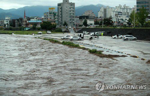 2022년 8월 집중호우 당시의 원주천 둔치[촬영 이재현]