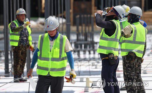 얼음물로 달래보는 열기[연합뉴스 자료사진]