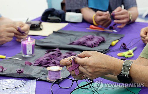 이태원 참사 유가족, '천 개의 목걸이 함께 만들어요'(서울=연합뉴스) 류영석 기자 = 12일 이태원 참사 기억소통공간인 서울 종로구 별들의집에서 유가족 등 참가자들이 오는 24일 참사 발생 1천일을 맞이하며 추모 목걸이를 함께 만들고 있다. 2025.7.12 ondol@yna.co.kr