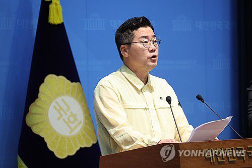 박찬대 의원 기자회견(서울=연합뉴스) 박동주 기자 = 더불어민주당 대표 후보인 박찬대 의원이 24일 서울 여의도 국회 소통관에서 검찰개혁 등 현안 관련 기자회견을 하고 있다. 2025.7.24 pdj6635@yna.co.kr