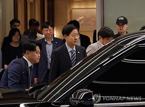 인천공항 빠져나오는 구윤철 기재부 장관(영종도=연합뉴스) 이진욱 기자 = 한미 간 '2+2 통상협상'을 위해 미국으로 출국하려던 구윤철 부총리 겸 기재부 장관이 24일 인천국제공항 제2터미널을 굳은 표정으로 빠져나오고 있다.     기획재정부는 24일 오전 언론 공지를 통해 "미국과 예정됐던 25일 '2+2협상'은 미국 스콧 베선트 재무장관의 긴급한 일정으로 인해 개최하지 못하게 됐다"고 밝혔다. 2025.7.24 [공동취재] cityboy@yna.co.kr