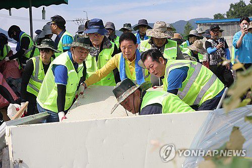 가평 수해 복구 현장 찾은 민주당(가평=연합뉴스) 임병식 기자 = 더불어민주당 김병기 당 대표 직무대행 겸 원내대표(왼쪽)가 24일 오전 경기도 가평군 조종면 현리 수해 현장에서 당 대표 선거에 출마한 정청래 의원(오른쪽)과 함께 복구 작업을 돕고 있다. 2025.7.24 andphotodo@yna.co.kr