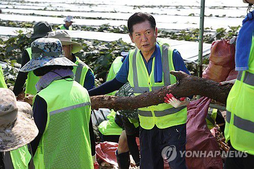 가평 수해 복구 현장 찾은 정청래(가평=연합뉴스) 임병식 기자 = 더불어민주당 당 대표 선거에 출마한 정청래 의원이 24일 오전 경기도 가평군 조종면 현리 수해 현장에서 복구 작업을 돕고 있다. 2025.7.24 andphotodo@yna.co.kr