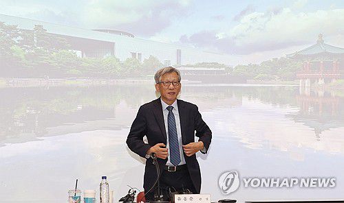 인사하는 유홍준 국립중앙박물관장(서울=연합뉴스) 서명곤 기자 = 유홍준 신임 국립중앙박물관장이 24일 서울 용산구 국립중앙박물관에서 열린 기자간담회에서 인사를 하고 있다.  2025.7.24 seephoto@yna.co.kr