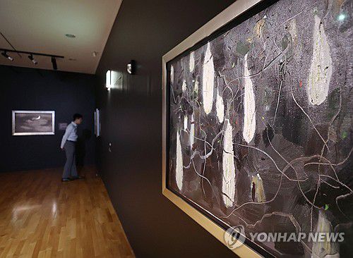 우관중의 '여주 고향'(서울=연합뉴스) 이재희 기자 = 24일 서울 서초구 예술의전당 서예박물관에서 열린 '우관중: 흑과 백 사이' 전시 프리뷰 행사에서 참석자들이 작품을 살펴보고 있다. 우관중의 대표작 17점을 소개하는 이번 전시는 다음 날부터 열리는 '홍콩 위크 2025'의 사전 오프닝 프로그램으로 10월 19일까지 열린다. 2025.7.24 scape@yna.co.kr