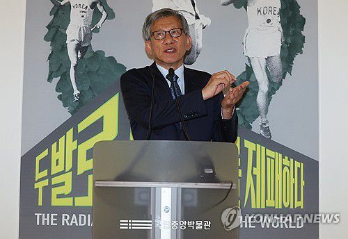 인사말하는 유홍준 국립중앙박물관장(서울=연합뉴스) 서명곤 기자 = 24일 서울 용산구 국립중앙박물관에서 열린 광복 80주년 특별전 '두발로 세계를 제패하다' 사전공개회에서 유홍준 국립중앙박물관장이 인사말을 하고 있다. 2025.7.24 seephoto@yna.co.kr