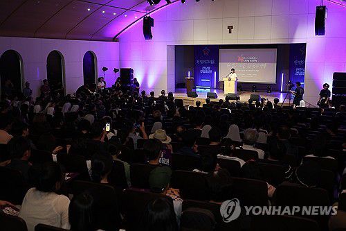 이태원참사 1천일, 추모의 밤(서울=연합뉴스) 김성민 기자 = 10·29 이태원 참사가 발생한 지 1천일째를 맞은 24일 서울 중구 명동성당 꼬스트홀에서 열린 '천일의 그리움, 천 번의 약속' 추모 행사에서 송해진 유가족협의회 운영위원장이 발언하고 있다. 2025.7.24 ksm7976@yna.co.kr