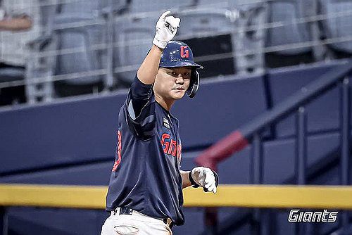 3안타 활약을 펼친 롯데 손호영(서울=연합뉴스) 왼팔 에이스 알렉 감보아의 역투를 앞세운 프로야구 롯데 자이언츠가 키움 히어로즈와 주중 3연전을 2승 1패로 마감했다.     롯데는 24일 서울 고척스카이돔에서 열린 프로야구 2025 신한 SOL 뱅크 KBO리그 키움과 방문 경기에서 4-0으로 완승했다. 2025.7.24 [롯데 자이언츠 제공. 재판매 및 DB 금지] photo@yna.co.kr