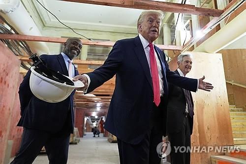 트럼프 미국 대통령(가운데)[AP=연합뉴스. 재판매 및 DB 금지]